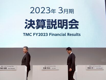 En la imagen, el presidente de Toyota Koji Sato (derecha) y el vicepresidente ejecutivo Hiroki Nakajima, durante la presentación de resultados del ejercicio fiscal 2022 de Toyota.