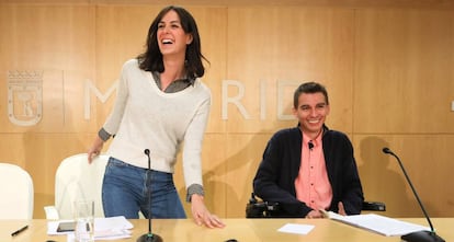 Rita Maestre y Pablo Soto intervienen tras la reunión de gobierno del Ayuntamiento de Madrid.