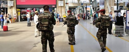 Vários soldados patrulhavam neste sábado na estação Gare du Nord em Paris.