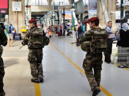 Vários soldados patrulhavam neste sábado na estação Gare du Nord em Paris.