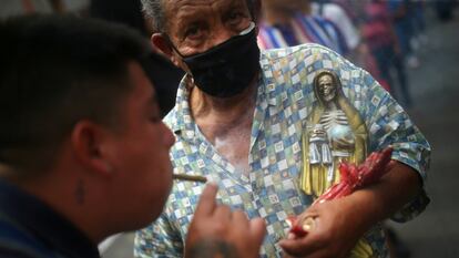 Celebración a la Santa Muerte en el barrio de Tepito, en la Ciudad de México, México, en septiembre de 2020.