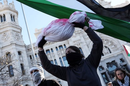 Manifestantes en Madrid en contra de la guerra en Palestina, este sábado. 
