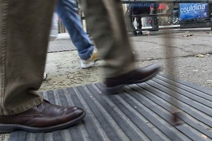 Alfombra rugosa para ciegos en las paradas de autob&uacute;s de Barcelona. 