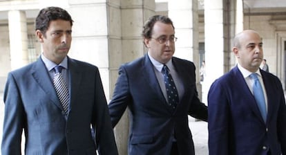A la derecha, el apoderado del grupo La Raza, Pedro Sánchez Cuerda, acompañado del empresario José Ignacio de Rojas, a la izquierda.