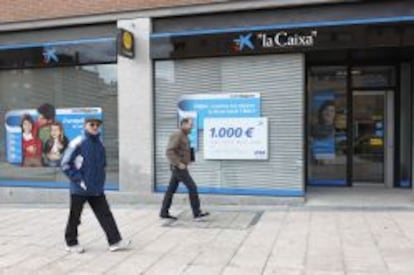 Una campa&ntilde;a de seguros, en una sucursal de La Caixa.