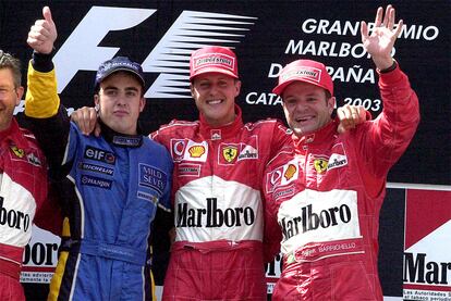 Barrichello siempre fue el segundo piloto de la escudería roja, como apoyo del heptacampeón Michel Schumacher. En la fotografía, con Fernando Alonso (izq.), que quedó segundo, y Schumacher (centro) en el circuito de Montmeló, el 25 de mayo del año 2003.