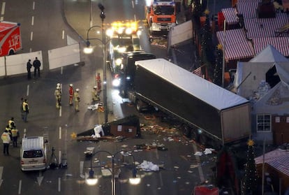 Un camión de remolque retira el camión que irrumpió en el recinto del mercadillo navideño en Berlín.