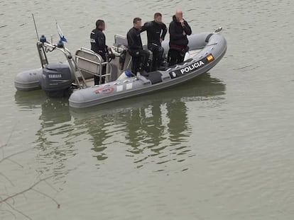 Los buzos de la polic&iacute;a, durante la &uacute;ltima b&uacute;squeda de Marta del Castillo.