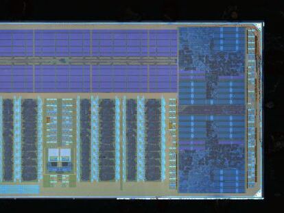 La imagen muestra el chip h&iacute;brido entre electr&oacute;nica y fot&oacute;nica, con sus procesadores de memoria y CPU formando una L al rev&eacute;s. 