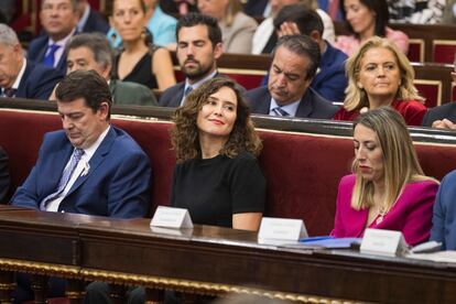 La presidenta de la Comunidad de Madrid, Isabel Díaz Ayuso, junto a los presidentes de Castilla y León, Alfonso Fernández Mañueco (izquierda), y de Extremadura, María Guardiola, este jueves en el Senado.