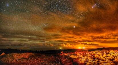 Esta fue la vista de la madrugada del 11 de enero de 2016, desde la casa campestre de Colm Tóibín en Enniscorthy, donde destella en el centro el Faro de Blackwater. En la playa, frente a ese faro, solían veranear los Tóibín, hasta que su padre falleció cuando el escritor tenía 12 años. Una pérdida que cambió la vida del autor irlandés cuyo rastro aparece en su obra literaria, especiamente en 'Nora Webster'.