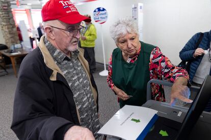 Un funcionario electoral ayuda a un votante en la máquina de tabulación en Black Mountain, Carolina del Norte, el 17 de octubre de 2024. 