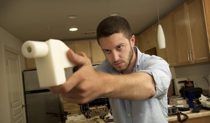 Cody Wilson muestra la pistola que fabric&oacute; con una impresora 3D.