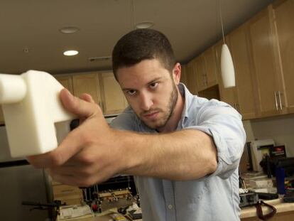 Cody Wilson muestra la pistola que fabric&oacute; con una impresora 3D.