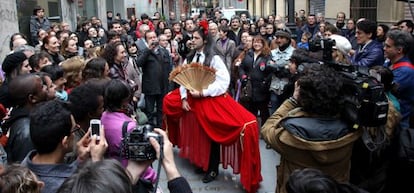 Los actores de Ron Lalá, en plena calle con su 'Hidrofolía'.