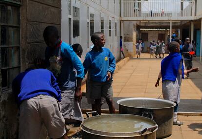 Más de 300 alumnos acuden cada día al comedor de la escuela de Mcedo. Para la mayoría será la única comida del día.