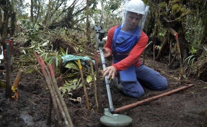 Unos trabajadores limpian de minas un municipio colombiano.