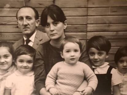 El arquitecto con su mujer Felisa Guerra y cinco de sus hijos en una imagen cedida por la familia.