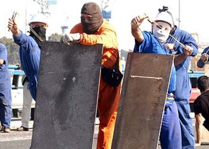 Varios manifestantes encapuchados, con tirachinas y escudos, durante las protestas de ayer en Cádiz.