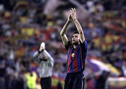 Luis Enrique, saluda a los hinchas del Barça al término del partido.