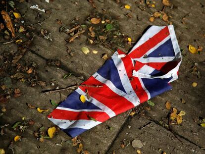 Una bandera brit&aacute;nica en el suelo 