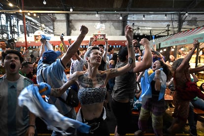 Aficionados festejan un gol en un bar de Buenos Aires.