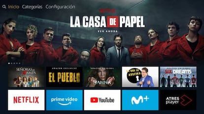 Un usuario convierte la televisión en una 'smart' TV con Fire TV Stick 4K.