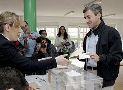 El secretario general del PP, Ángel Acebes, que ha votado en Ávila, ha hecho un llamamiento a la participación ciudadana en estas elecciones, a la vez que ha lamentado que en estos comicios "los incidentes estén donde siempre", con los "proetarras en el País Vasco".