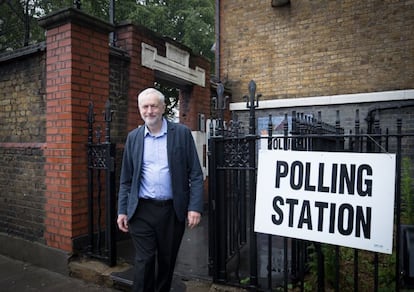 El líder laborista británico, Jeremy Corbyn, tras votar en el colegio Pakeman Primary School en Islington, Londres