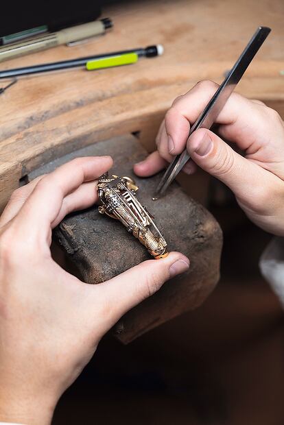 Un artesano trabaja en la nueva colección de alta joyería de la firma.