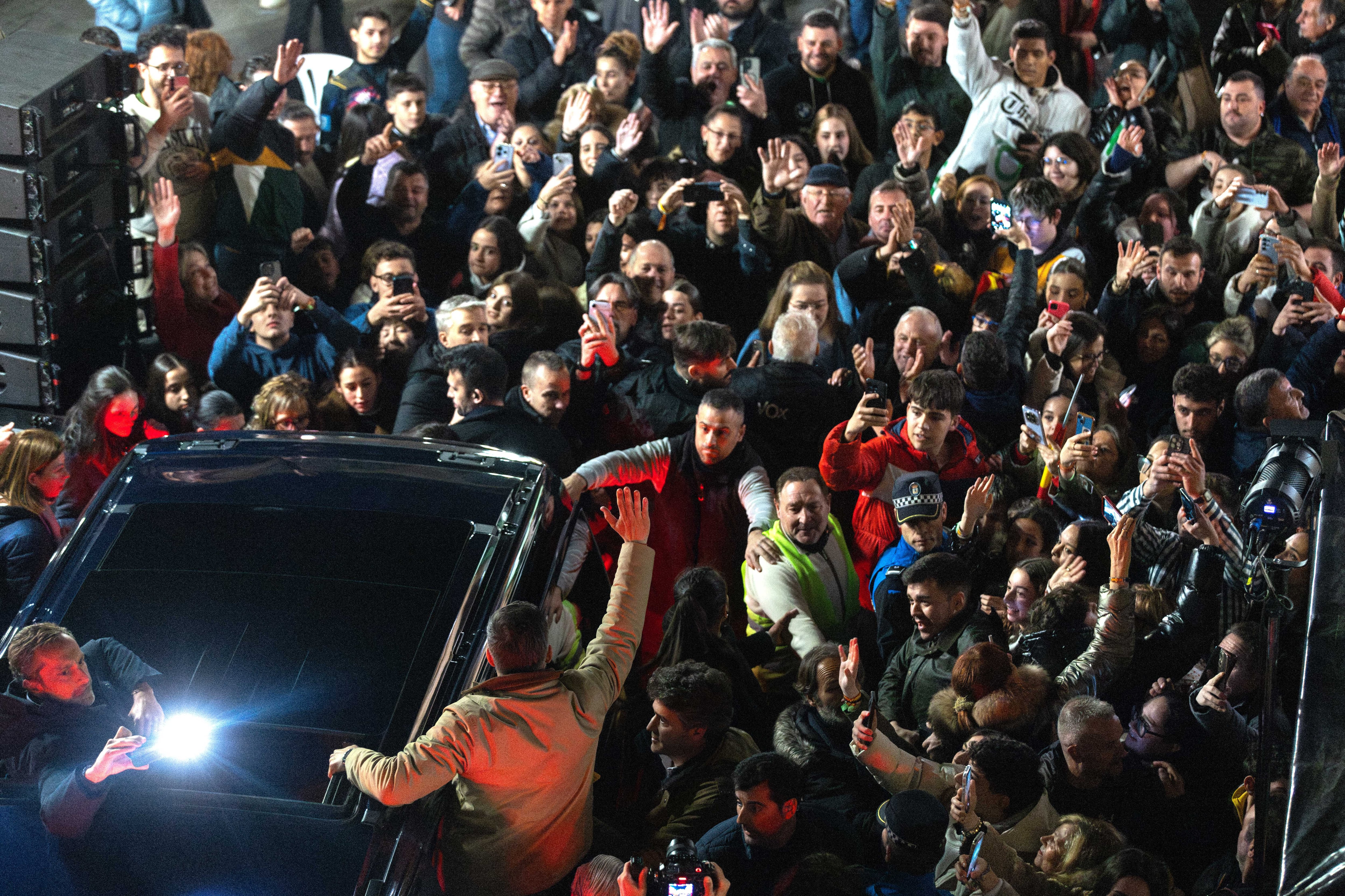 Abascal saluda desde la furgoneta a los asistentes al mitin de Vox en Benavente, Zamora, el pasado día 10. 