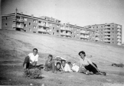 Una escena familiar en el parque Arriaga, situado junto a la avenida Daroca, a la que los vecinos de toda la vida han conocido como "carretera del Sureste".