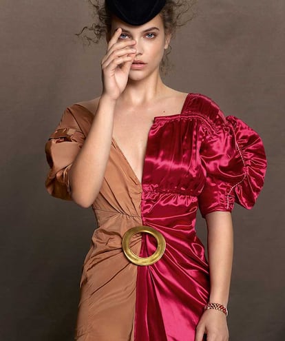Vestido de MARNI (2.490 €), tocado de NINA RICCI (c. p. v.) y pulsera de VAN CLEEF & ARPELS (c. p. v.).