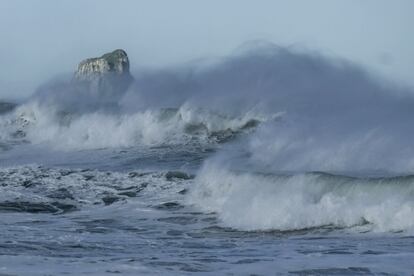 Os sistemas costeiros experimentarão episódios de inundação e erosão devido à subida do nível do mar e às mudanças na direção e intensidade do oleaje. Com isso, muitas praias de Cantabria e do País Basco poderiam ficar sem areia. Grandes núcleos habitados em Espanha situam-se na costa, pelo que cidades como A Corunha, Gijón ou San Sebastián, por citar tão só algumas delas, se enfrentarão ao afundamento de parte de suas ruas. Durante a segunda metade do século, estima-se que mais de 200 hectares de terreno na costa de Biscaia se encontrarão em risco de inundação.