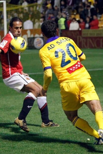 Sales encara a Mingo durante el encuentro entre el Alcorcón y el Nàstic.