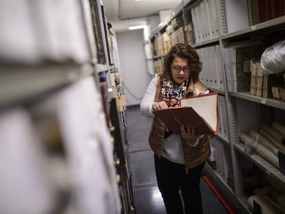 Yolanda Cagigas, directora del Archivo de la Universidad de Navarra en el depósito donde se guardan los documentos personales.