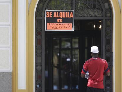 Un cartel anuncia un alquiler en la calle Alcalá de Madrid.