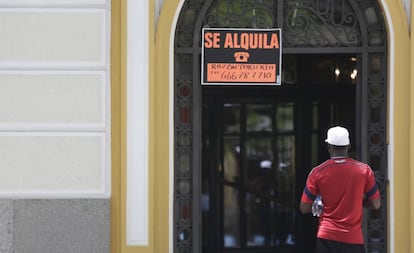 A ‘for rent’ sign in Madrid.