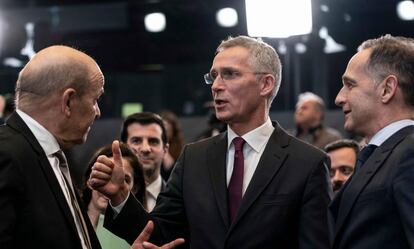 El secretario general de la OTAN, Jens Stoltenberg charla con los ministros de Exteriores francés y alemán durante la reunión.