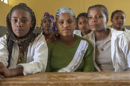 Las alumnas de Aliyu Amba High School luchan contra sus propias familias para ir a la escuela. Algunos padres preferirían que se fueran a países árabes a trabajar como internas limpiando en casas de ricos para que mandasen dinero a su familia en Etiopía.