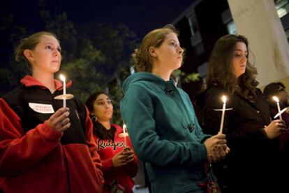 Compañeros de Tyler Clementi, el adolescente que se arrojó al río Hudson tras verse humillado en Internet.