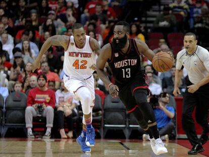 Harden, perseguido por Lance Thomas.