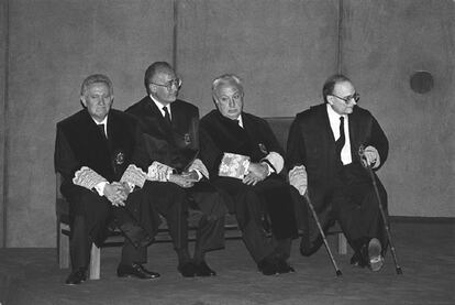 Los cuatro magistrados del Constitucional, (de izq. a dcha.): Tomás S. Vives, Javier Delgado, Manuel Jiménez de Parga y Enrique Ruiz-Vadillo, sentados en un banco durante el acto de su toma de posesión en 1995.