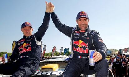 Stephane Peterhansel (derecha) y su copiloto Jean Paul Cottret, vencedores del Dakar 2015.