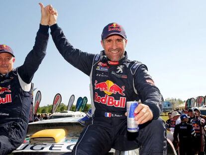 Stephane Peterhansel (derecha) y su copiloto Jean Paul Cottret, vencedores del Dakar 2015.