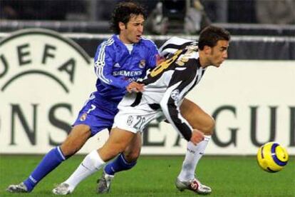 Raúl sujeta a Cannavaro, que consigue llevarse el balón por fuerza en la banda.