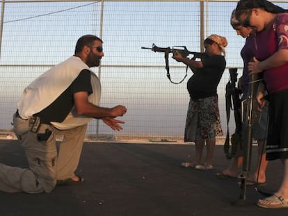 Colonas israel&iacute;es entrenan en una pista de baloncesto en el asentamiento jud&iacute;o Pnei Kedem, en septiembre de 2011.