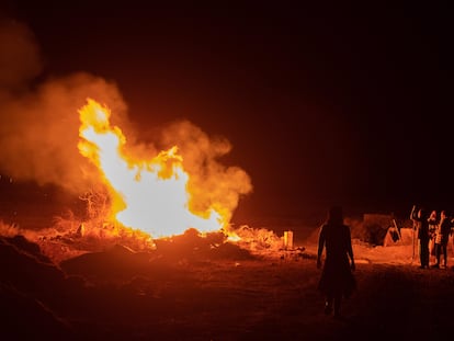 Hoguera la noche de San Juan en Lajares, en La Oliva (Fuerteventura).