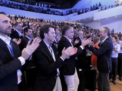 Alberto Fabra recibe el aplauso del plenario del congreso regional del PP en Alicante.