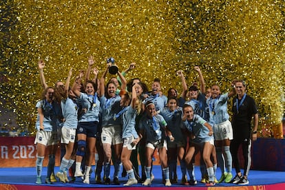 Las jugadoras de la selección española femenina sub-17 celebran el título conseguido en el Mundial sub-17 este domingo tras derrotar en la final a Colombia.